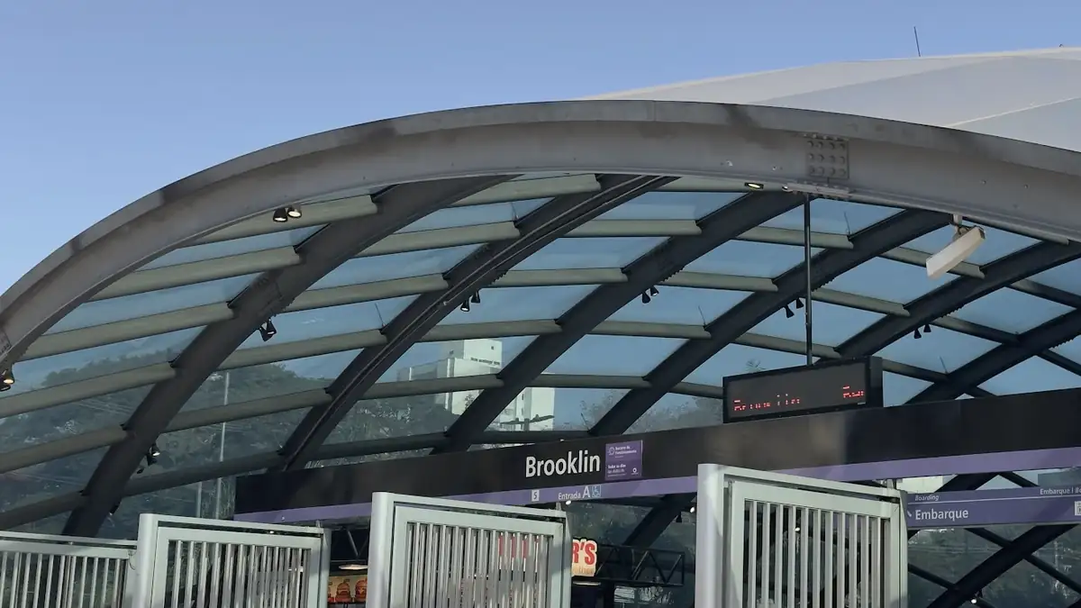 Entrada A da Estação Brooklin da Linha 5-Lilás, na Avenida Santo Amaro, Brooklin SP