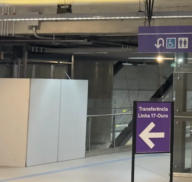 Placa de transferência para a Linha 17-Ouro dentro da Estação Campo Belo do Metrô, em São Paulo